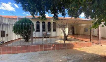 Casa à venda no Jardim Guararapes com 3 quartos, zona Leste de Londrina