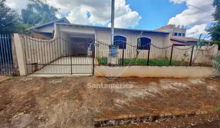 Casa á venda com 4 dormitórios sendo 1 suíte na região Leste de Londrina.