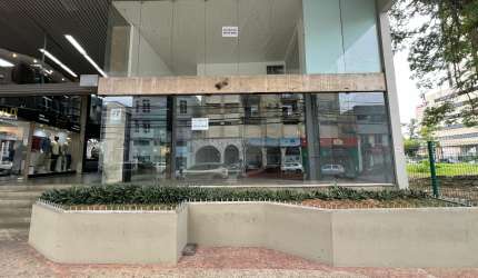Ótima loja térrea, frente para a Rua Princesa Isabel, perto do terminal