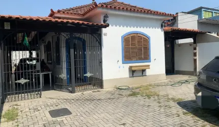 Residência linear em terreno de aproximadamente 300 metros,  rua Arapogi.