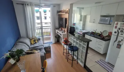 Condomínio com segurança 24 hs em Vista Alegre, varandinha, dois quartos , garagem , elevador.