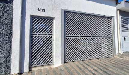 Oportunidade! Casa térrea com 2 dorms e amplo quintal