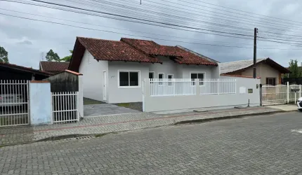 Vendo excelente residência bairro Espinheiros em Joinville. 