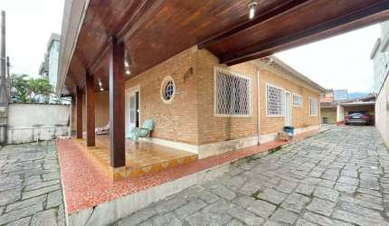 Casa com 03 dormitórios na região central em Ubatuba.