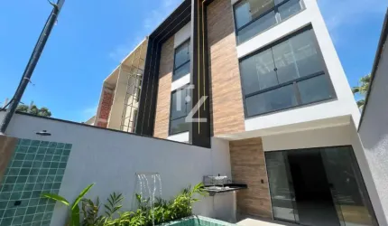 Triplex com 3 Suítes, suíte Master com 50m2, Condomínio Fechado em Localização Privilegiada