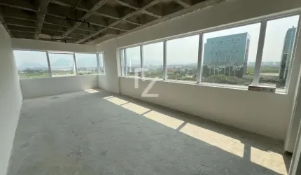 Sala comercial com vista ÚNICA - Oportunidade no Península Office
