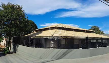 Casa para Venda em Londrina, Conjunto Habitacional Alexandre Urbanas, 3 dormitórios, 1 suíte, 2 banheiros, 2 vagas