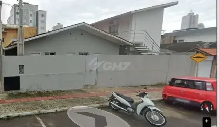 Kitnet para locação anual semi mobiliada nas  Nações em Balneário Camboriú