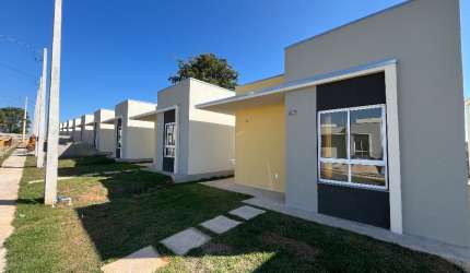 Casa em condomínio 2 dormitórios com quintal e piscina