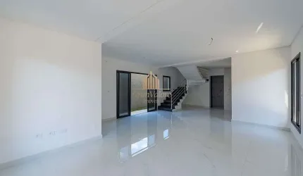 Sobrado à venda com 3 suítes e terraço no Xaxim