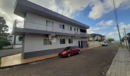 Prédio com 04 apartamentos
