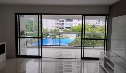 Apartamento excelente, em frente a piscinas
