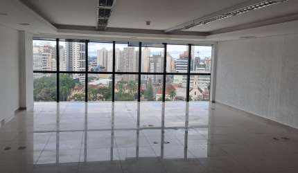 Sala comercial com excelente área útil e vista ampla da cidade. 