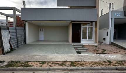 Casa no Condomínio Ecoville 2, Localizada no Bairro