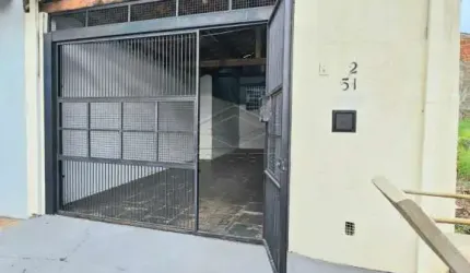 CASA AMPLA COM ÓTIMA LOCALIZAÇÃO