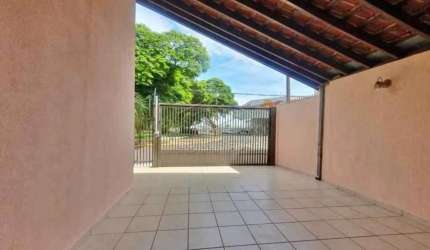 CASA AMPLA COM EXCELENTE LOCALIZAÇÃO
