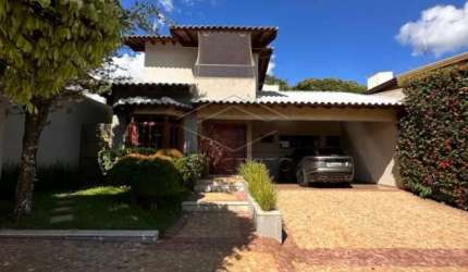 LINDA CASA COM 05 DORMITÓRIOS NO CONDOMÍNIO SAMAMBAIA