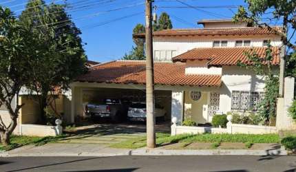 CASA COM 04 DORMITÓRIOS NO CONDOMÍNIO SAMAMBAIA