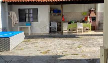 CASA AMPLA COM PISCINA