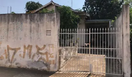 Casa para reforma em ótima localização PRÓXIMA A NAÇÕES NORTE!