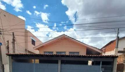 Casa ampla com 3 dormitórios - AV. PINHEIRO MACHADO!