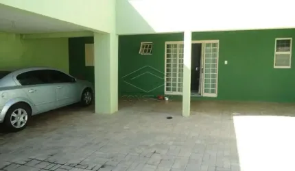 Residência com piscina - Jd. Ferraz