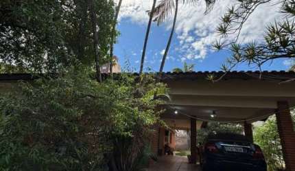 LINDA CASA ARBORIZADA COM 3 DORMITÓRIOS, PISCINA E CANIL