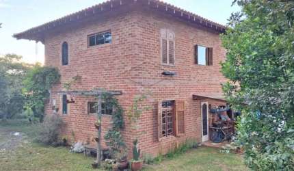 Sobrado, com lareira, forno a lenha, quartos amplos e ventilados, um deles com ofurô