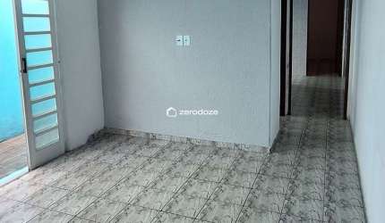 Casa 125m² (53m² const), 2qt, 1ban, edícula, 2vagas, cozinha, sala.