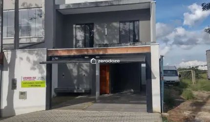 Casa 172m² (140m² terr.), 3qt (1 suíte), garagem 2-3 carros, área livre.