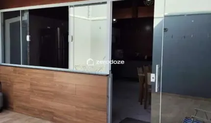 Casa 180m² (250m² terr.), 3qt (1 suíte), 2 vagas, coz. planejada, porcelanato.