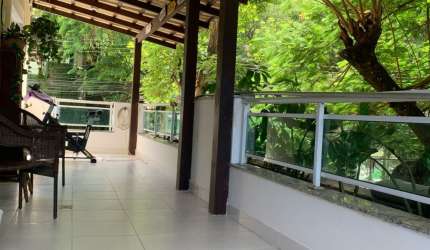 Casa Tríplex em Condomínio Fechado.