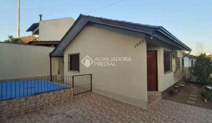 Casa com 2 quartos para alugar na Rua Canários, 1232, Jardim Algarve, Alvorada, 68 m2 por R$ 2.690