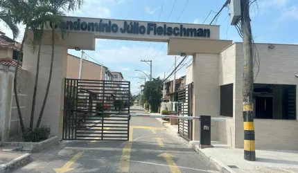 Casa Ampla Condomínio Júlio Fleischman - Estrada Iaraquã