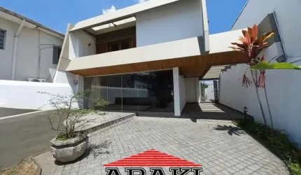 Linda casa em localização privilegiada!