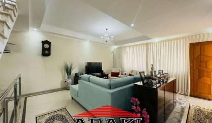 Ampla residência de 280m², com 3 pavimentos!!