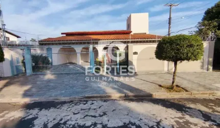 Casa Sobrado de esquina com 380m² de área construída em um terreno declive de 357,70m², na rotatória entre as avenidas João Fiusa e Independência, com 4 quartos suítes sendo 01 máster, completos em ar