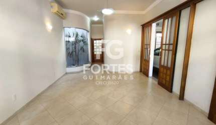 Casa Térrea Residencial/ Comercial 183m² com 4 quartos sendo 3 suítes, 3 com armários, ventiladores de teto e 3 com ares condicionados, no Centro e próximo do Shopping Santa Úrsula;