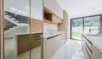 Casa alto padrão com quintal no Pinheirinho com 4 quartos e 200m2 por R$1.299.000,00