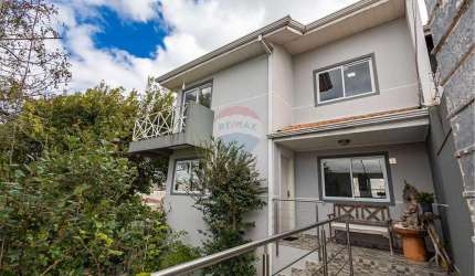 Sobrado com 3 quartos, 4 vagas, Capão Raso - Curitiba