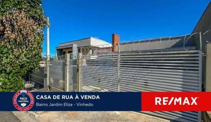 Vende-se casa térrea, com 3 dormitórios, 1 suíte e 2 vagas de garagem.