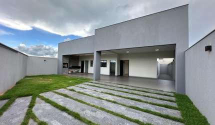 Casa nova, imóvel moderno e pronto para morar.