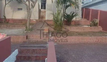 Excelente e espaçosa casa à venda na Vila Formosa, de 330m², tem área externa arborizada, com 3 dor