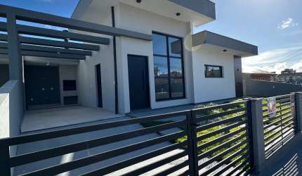 Casa com três quartos sendo um suíte em São José