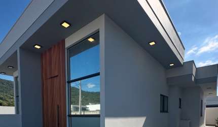 Casa com dois quartos sendo 1 suíte