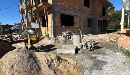 Sobrado  esquina com três quartos sendo 1 suíte