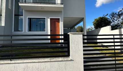 SOBRADO COM TRÊS QUARTOS SENDO 1 SUÍTE