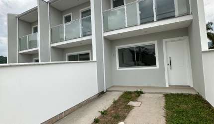 Sobrado com terreno grande no fundo