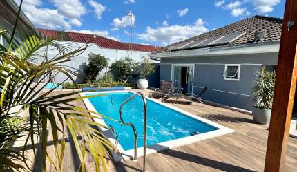 Casa com piscina - Nova Rússia
