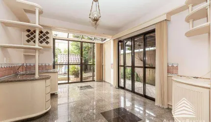 Casa em condomínio no Seminário com 5 quartos, suíte master com hidromassagem, espaço gourmet, lareira, cozinha integrada e fácil acesso ao comércio l